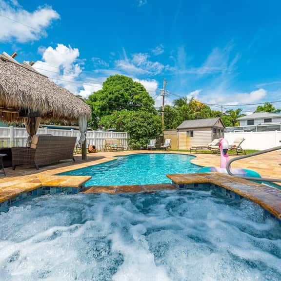 Sea Breeze Tiki Retreat - Image 1