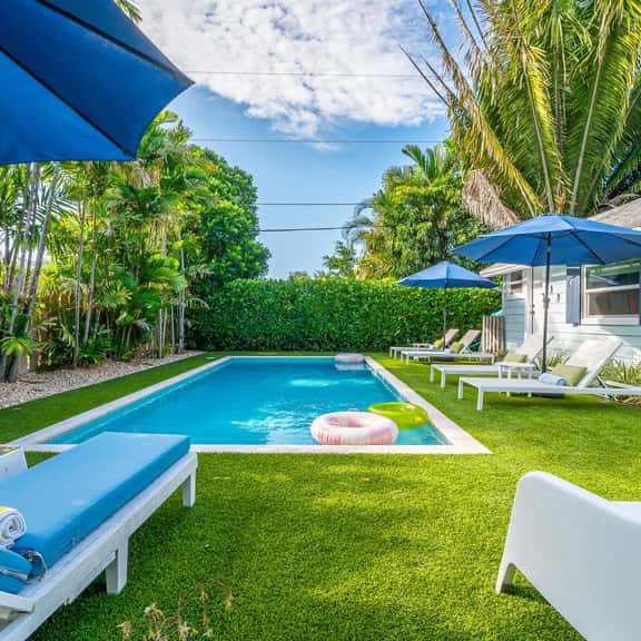 Blue Water Bungalow - Chic Palm Beach Vibes - Image 1