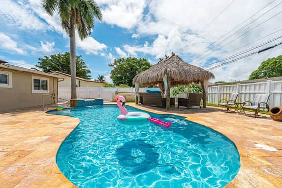 Sea Breeze Tiki Retreat - Image 3