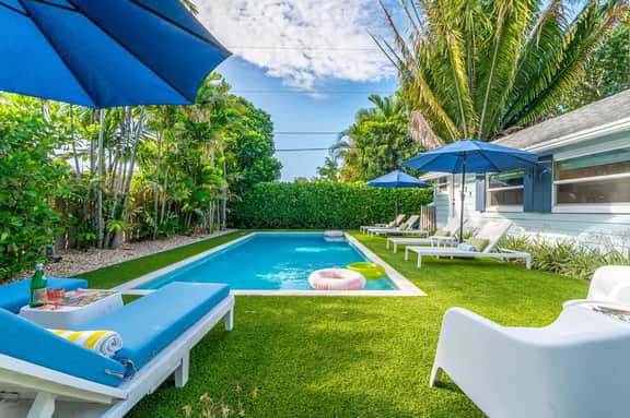 Blue Water Bungalow - Chic Palm Beach Vibes - Image 2