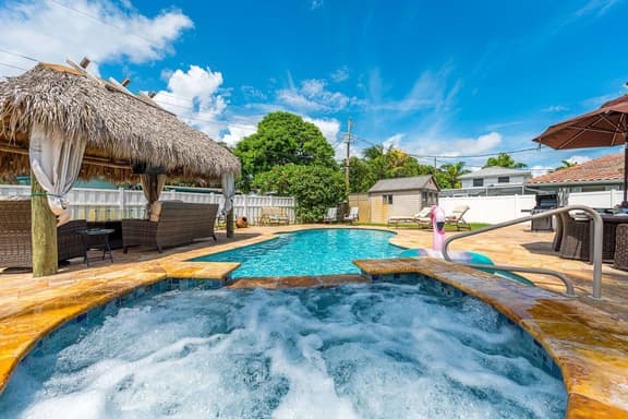 Sea Breeze Tiki Retreat - Image 1