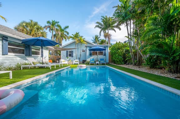 Blue Water Bungalow - Chic Palm Beach Vibes - Image 1